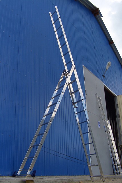 Лестницы трехсекционные универсальные алюминиевые. Общая высота от 3,36 до 10,95 м. (ALUMET) - фото 1 - id-p439167