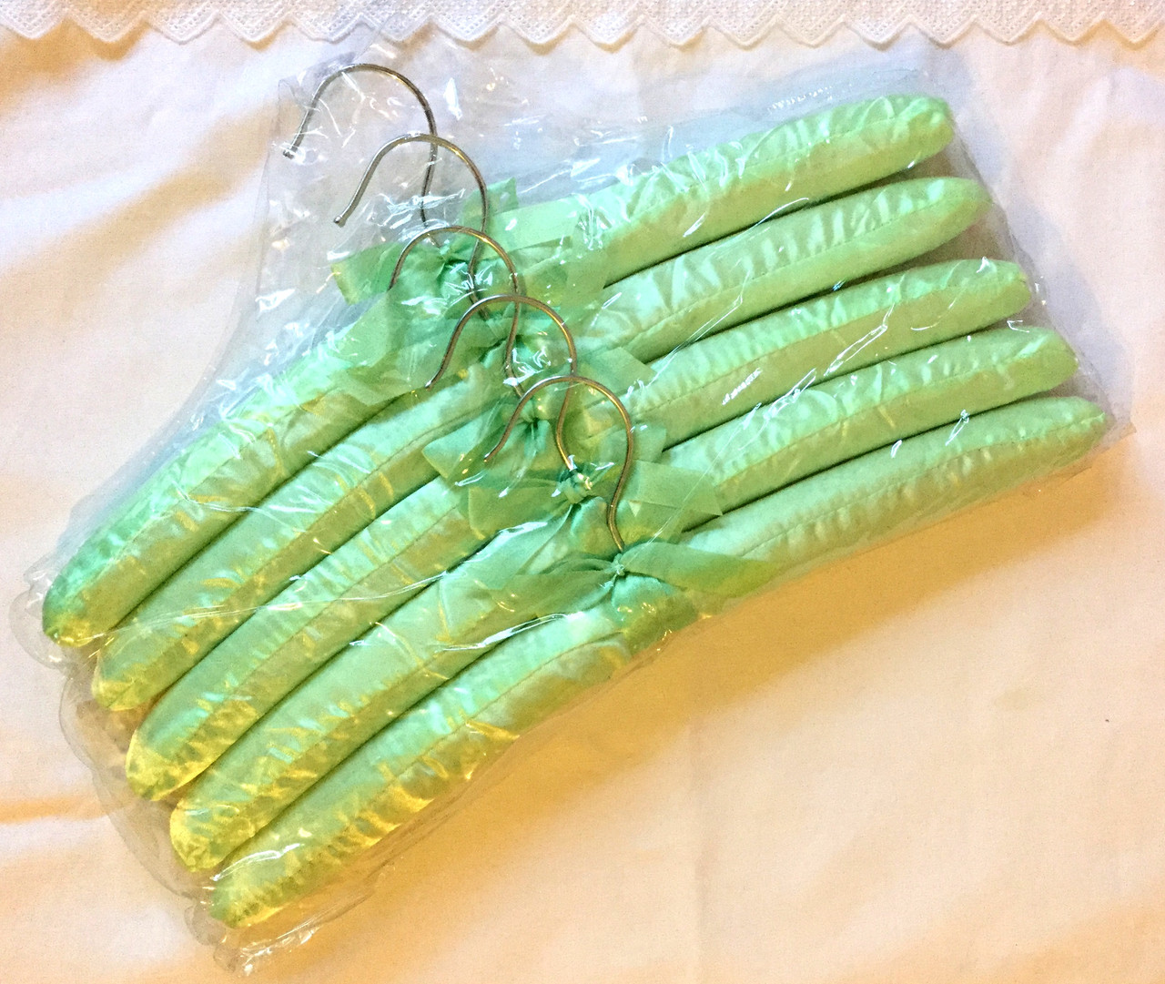 Атласные вешалки для одежды из деликатных тканей - фото 4 - id-p48075843