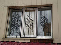 Решетки на окна с коваными элементами модель 152