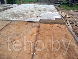 Подготовлено уплотнение слоев основания, установлены бордюры, укладываем плитку на смесь песка и цемента