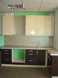 Угловая кухня с фасадами из пластика бежевый и шоколад, фото 2