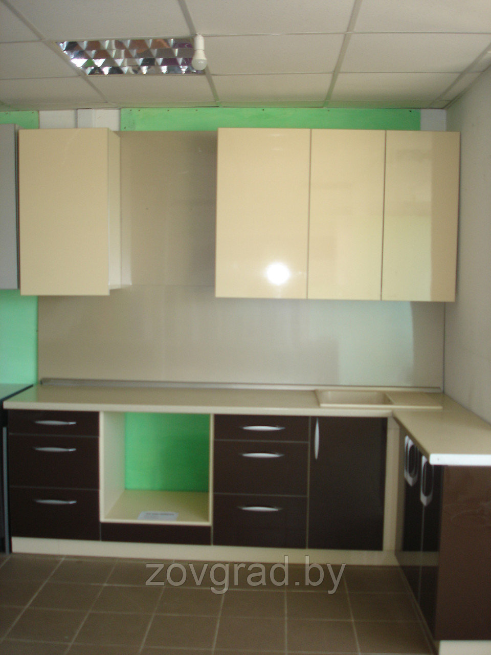 Угловая кухня с фасадами из пластика бежевый и шоколад - фото 2 - id-p53799178