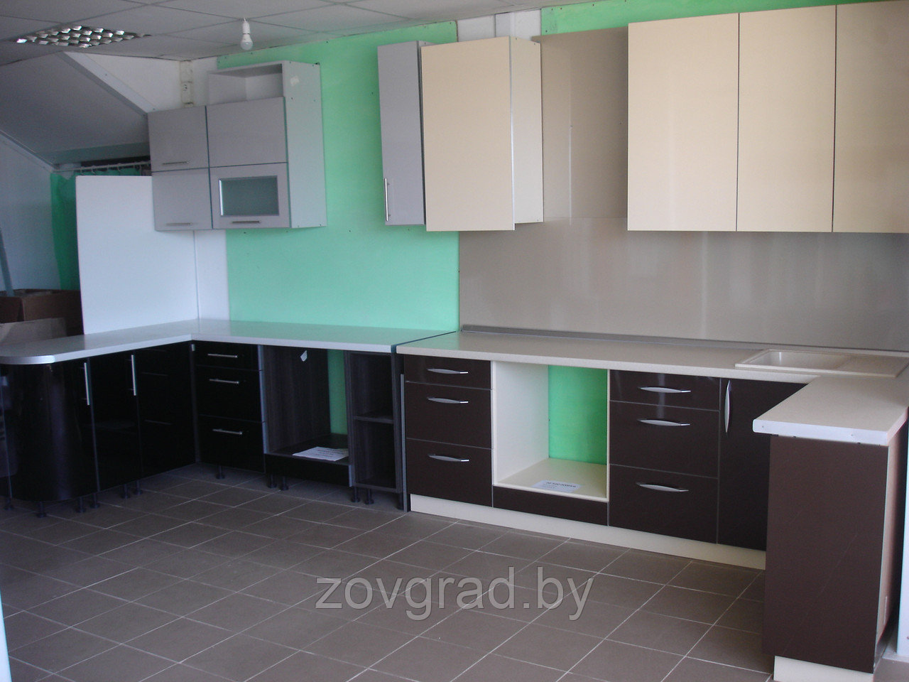 Угловая кухня с фасадами из пластика бежевый и шоколад - фото 4 - id-p38123776