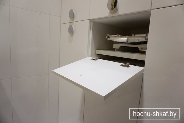 Встроенный шкаф с распашными фасадами из крашенного МДФ, для ванной комнаты на заказ в Минске.