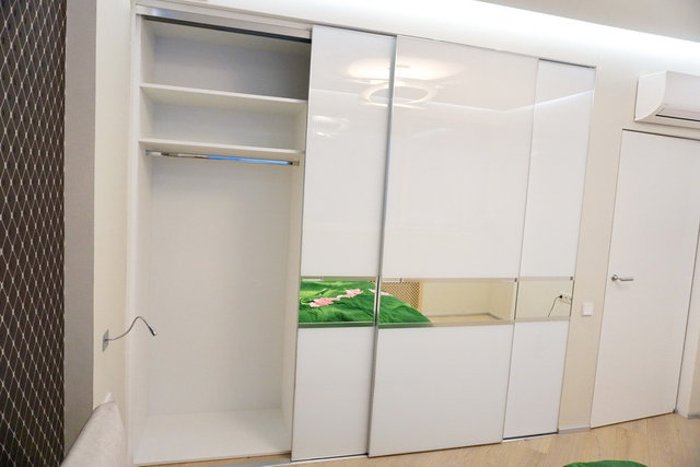 Современный шкаф для спальни с системой Modena Hide