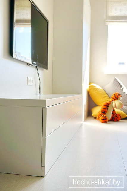 Мебель для детской комнаты на заказ: распашной шкаф без ручек и комод с выдвижными ящиками