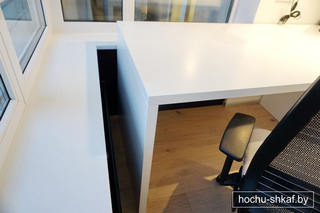 Мебель для кабинета на заказ: стол и тумба (МДФ краска). 