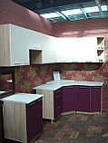 Угловая кухня с комбинированными фасадами из пластика белый и флора слива, фото 2