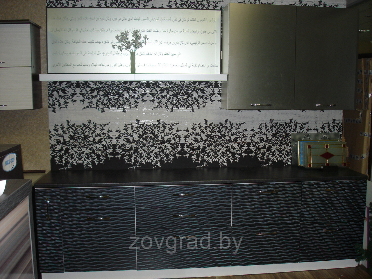 Угловая кухня с комбинированными фасадами из пластика белый и флора слива - фото 9 - id-p38285849