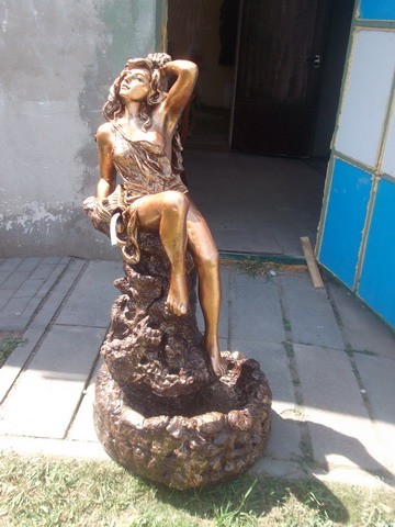 Скульптура фонтан -девушка из бетона