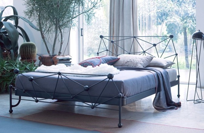 Двуспальная кровать для современных интерьеров
