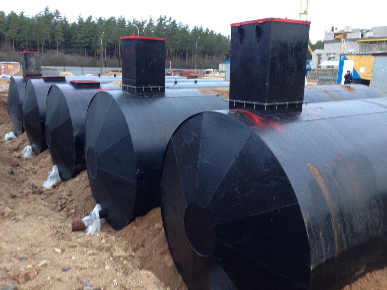 Противопожарный резервуар. Обваловка резервуаров нефтепродуктов. Полуподземные бетонные пожарные резервуары. Топливные резервуары пнск. Подземная пожарная емкость.