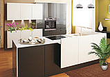 Угловая кухня с комбинированными фасадами из акрила цвет фиалка и белый, фото 3