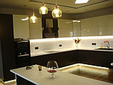 Угловая кухня с комбинированными фасадами из акрила цвет фиалка и белый, фото 4
