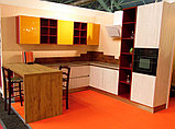 Угловая кухня с комбинированными фасадами из акрила цвет фиалка и белый, фото 6