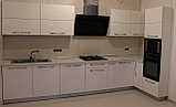 Угловая кухня с комбинированными фасадами из акрила цвет фиалка и белый, фото 7