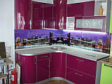 Угловая кухня с комбинированными фасадами из акрила цвет фиалка и белый, фото 5
