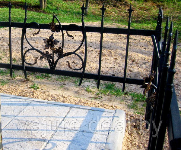 Кованая оградка на кладбище с литыми пиками №22
