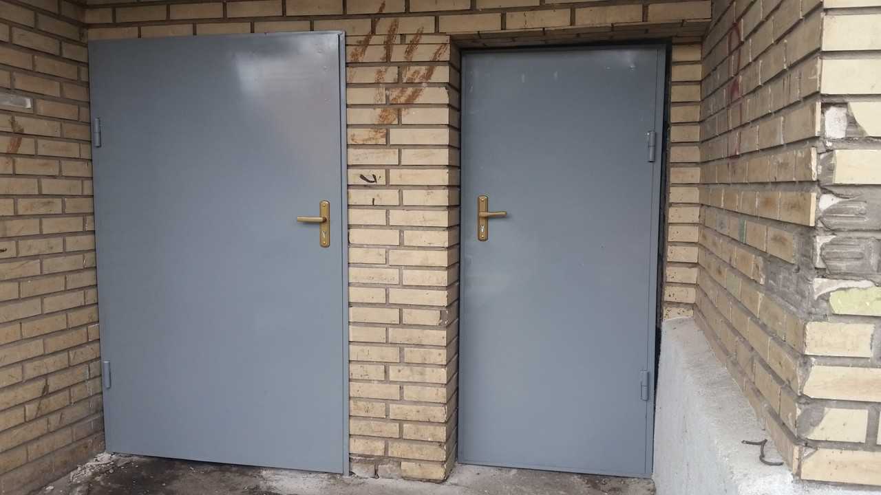 Двери металлические для подвалов мусорокамер доставка монтаж