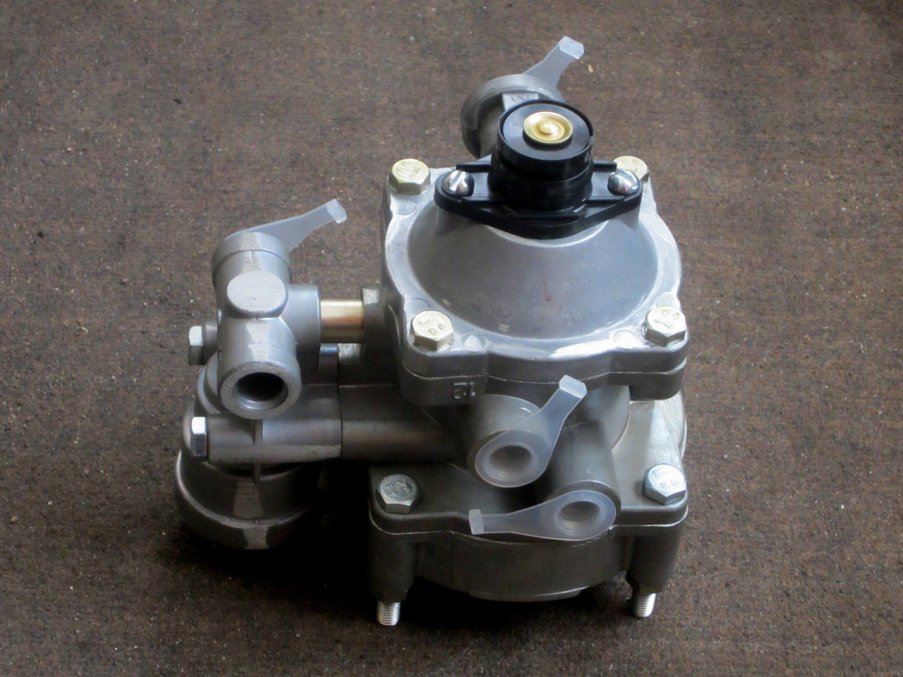 Клапан управления тормозами прицепа с двухпроводным приводом(943.002.521.0) (6024)