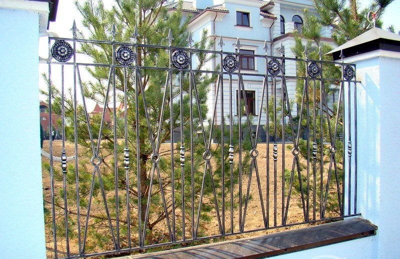 Забор с литыми элементами и пиками модель 194