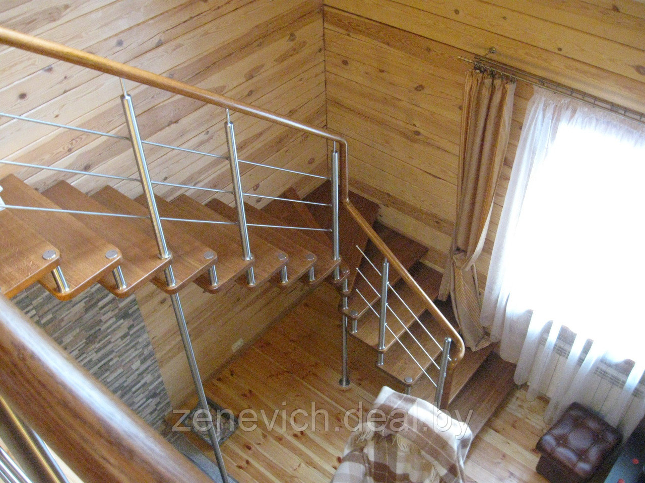 Внутридомовые лестницы на металлическом косоуре с деревянными ступенями