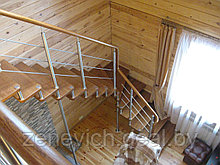 Внутридомовые лестницы на металлическом косоуре с деревянными ступенями