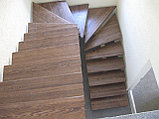 Внутридомовые лестницы на металлическом косоуре с деревянными ступенями, фото 6