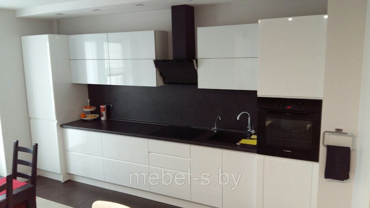 Кухня белая с чёрной скинали и столешницей