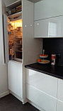 Кухня белая с чёрной скинали и столешницей, фото 8