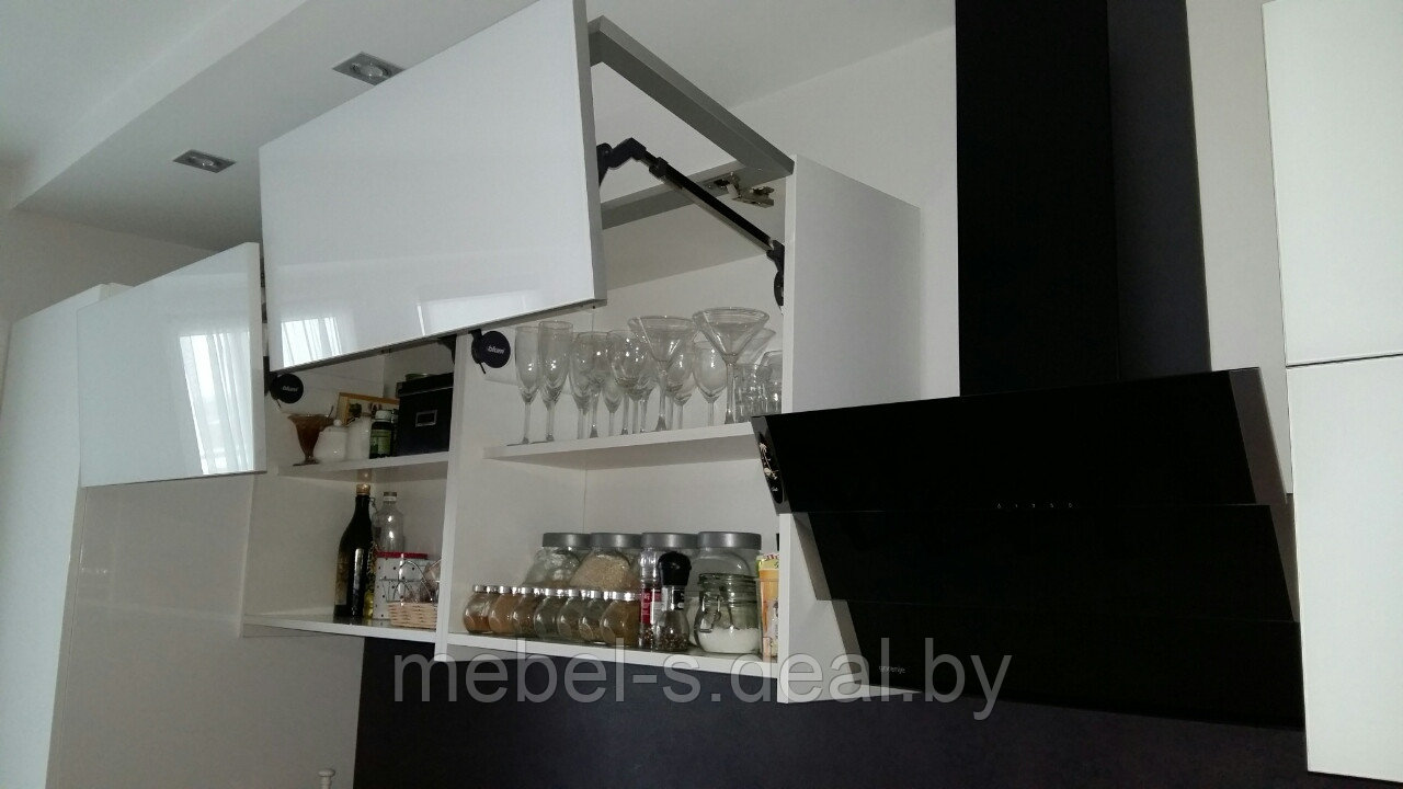 Кухня белая с чёрной скинали и столешницей - фото 9 - id-p25053786
