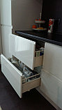 Кухня белая с чёрной скинали и столешницей, фото 10