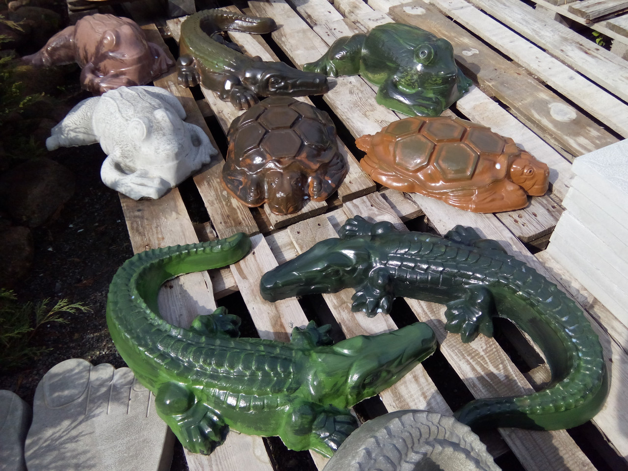 Декоративные фигуры из бетона.Крокодил,черепаха и лягушка.
