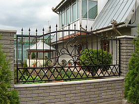 Кованый забор. Забор из кованого металла для дома и дачи.