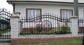 Металлический забор для дома и сада с элементами ковки.