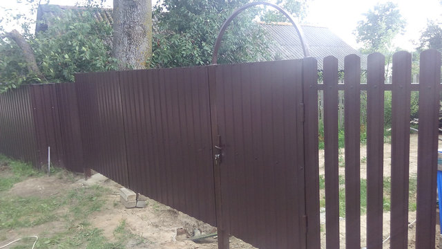 Забор из профнастила и штакетника комбинированный 24