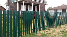 Забор из металлического штакетника с откатными воротами 7