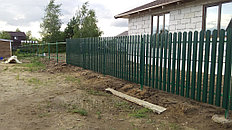 Забор из металлического штакетника с откатными воротами 11