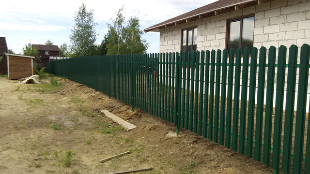 Забор из металлического штакетника с откатными воротами 23