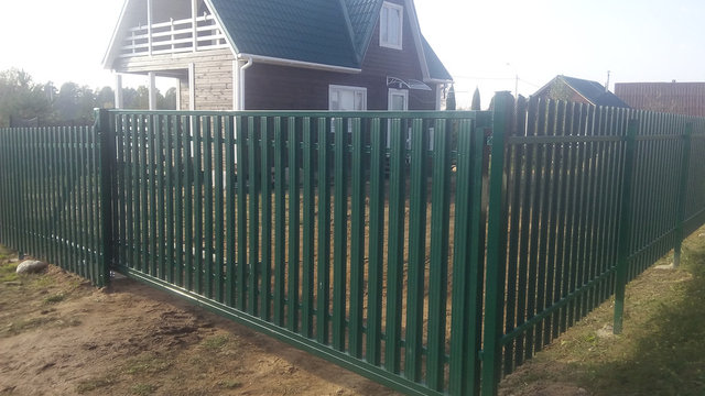 Забор из металлического штакетника с откатными воротами 23