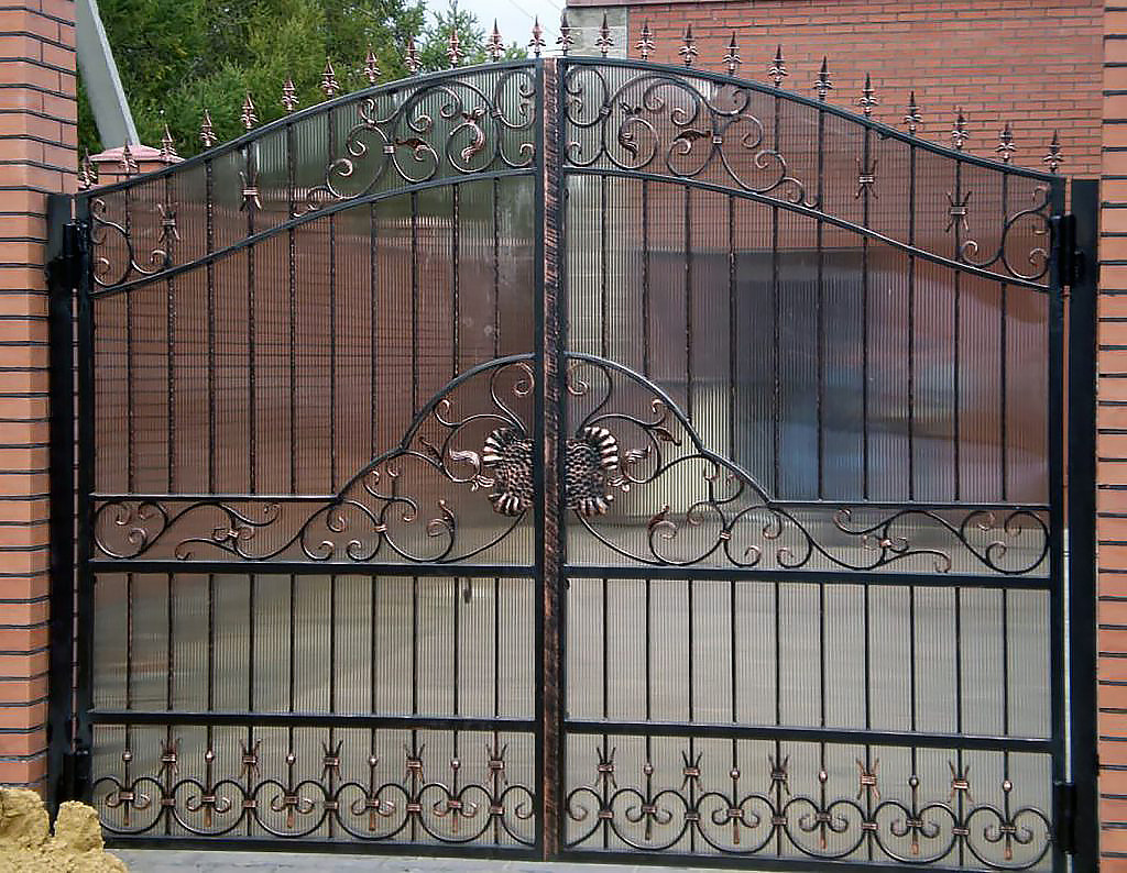 Ворота распашные из металла с ковкой для дома и дачи.