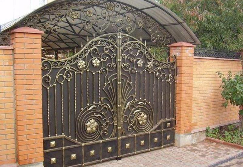 Кованые ворота и калитка с металлопрофилем для дома.Распашные. - фото 1 - id-p58898570