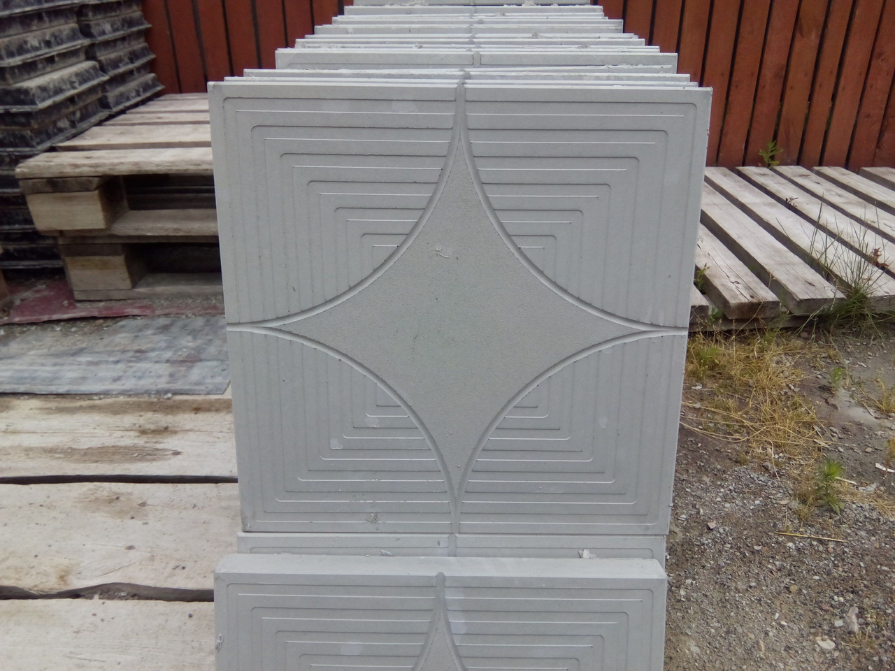 Тротуарная плитка упаковка. Плита тротуарная симферополь. Перевозка брусчатки. Тротуарная плитка продается в упаковках по 15. Плитка тротуарная 300х300 стройландия.