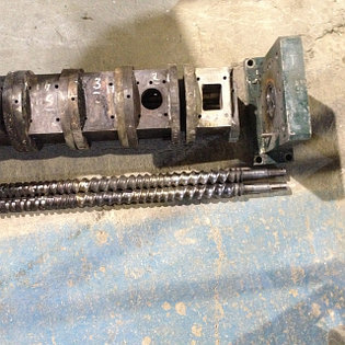 В ремонт получен нерабочий двухшнековый параллельный сонаправленного вращения комплект шнековой пары. Необходим ремонт внутренней поверхности цилиндров (восстановление зазоров либо изготовление новой трубы под старые шнеки)