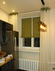 Кухня с комплектом из римской шторы и гардины с обтачкой на люверсах.