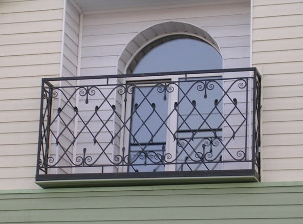 Перила для балкона из металла с ковкой для дома. 