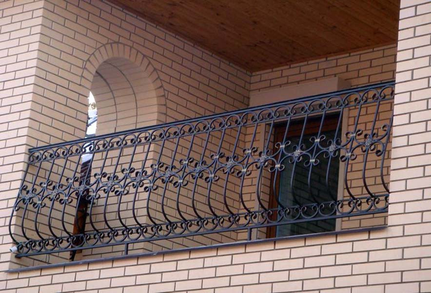 Кованый балкон из металла для дома. 