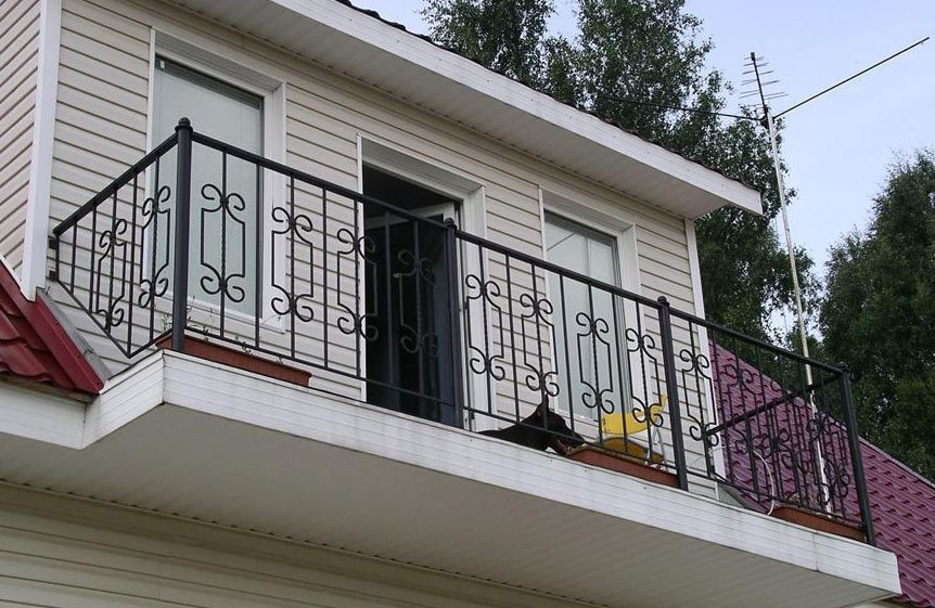 Перила для балкона с ковкой под ключ.