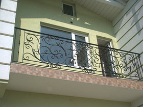 Перила для балкона из металла с коваными элементами под ключ. АКЦИОННАЯ ЦЕНА!