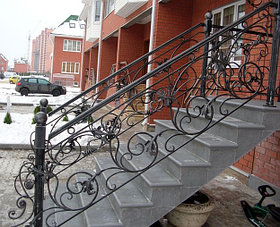 Кованая лестница из металла. Перила для лестниц.